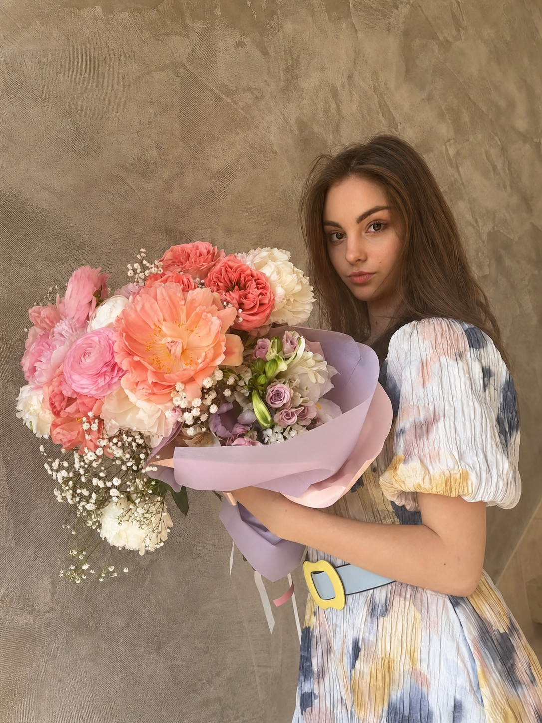 Simona Kaneva with a bouquet of flowers